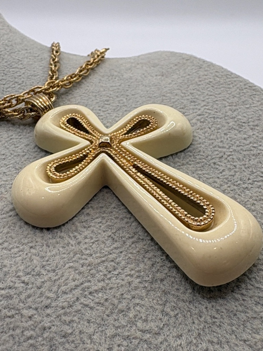 Vintage 1975 Sarah Coventry Gold-Tone Chain with Cream Cross Pendant - Picture 6 of 6